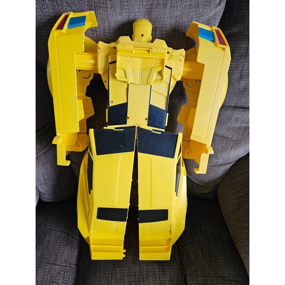 Hasbro 2014 Transformers Bumblebee Talking Action Figure Toy Car - Picture 6 of 9